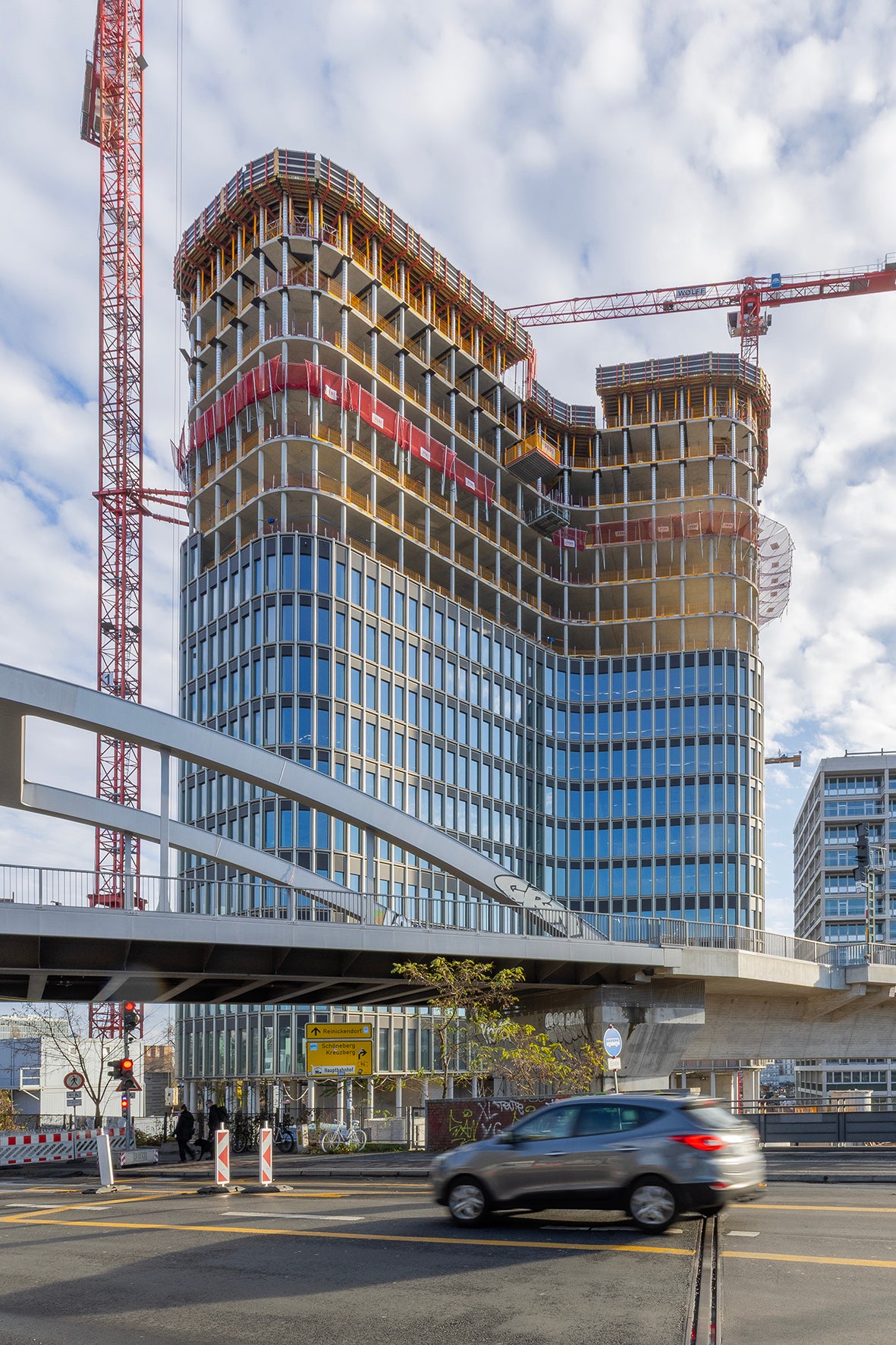 Das höchste der drei gestaffelten Gebäudeteile ragt zur Perleberger Brücke hin 82 m in die Höhe.