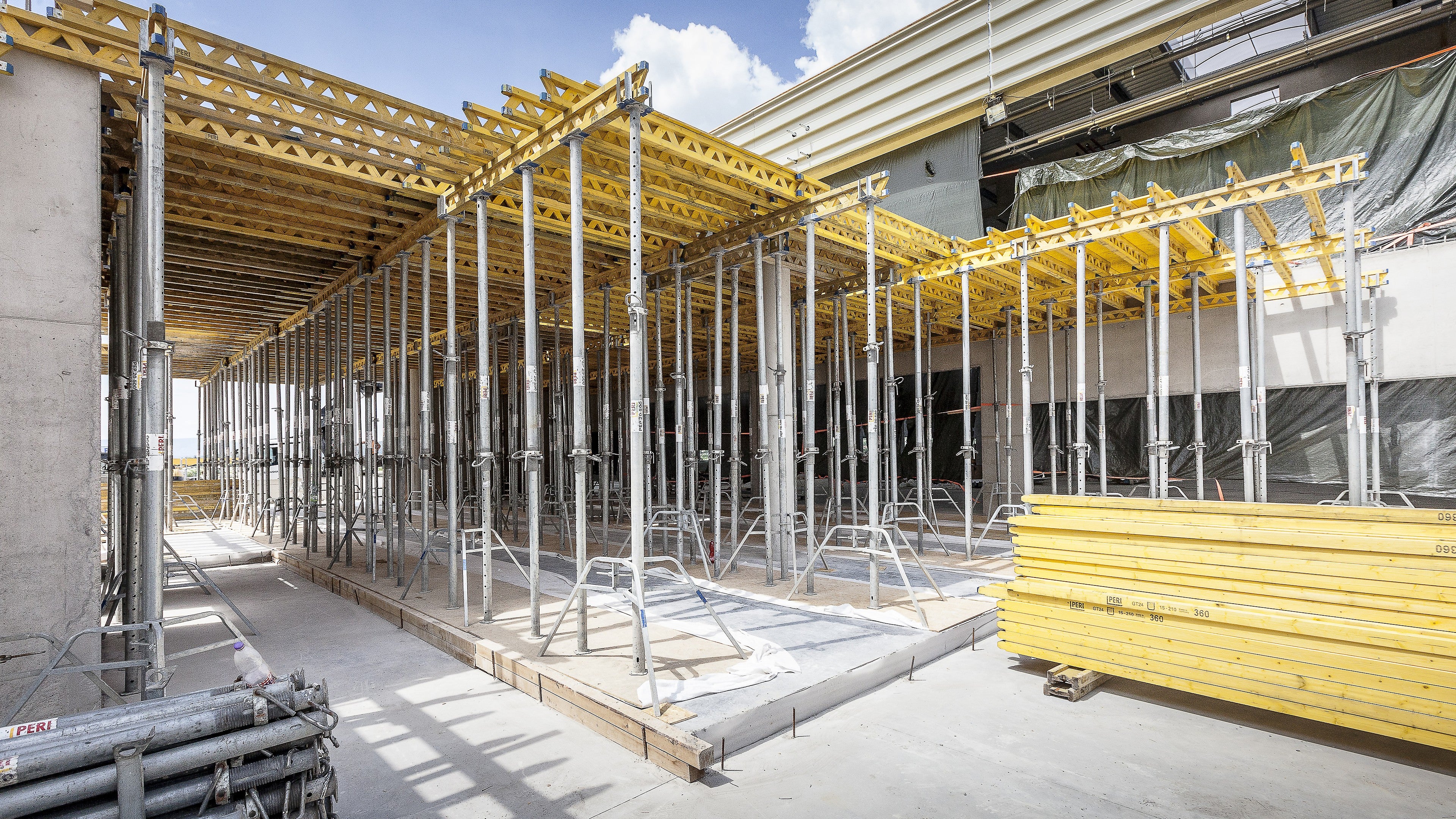 Pre debnenie stropu bol použitý rýchly a spoľahlivý debniaci systém PERI MULTIFLEX.