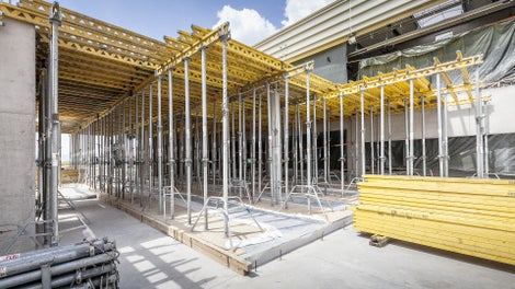 Pre debnenie stropu bol použitý rýchly a spoľahlivý debniaci systém PERI MULTIFLEX.