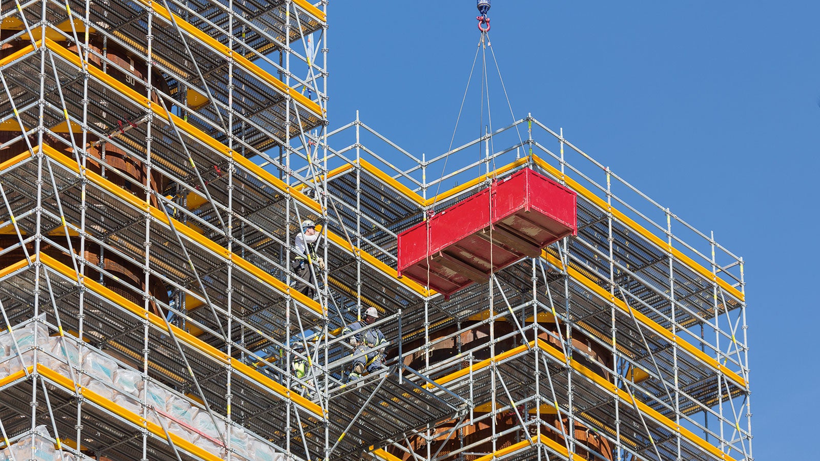 Soluția specifică proiectului cu schelă industrială PERI UP a accelerat operațiunile de lucru și a crescut nivelul de siguranță în muncă.
