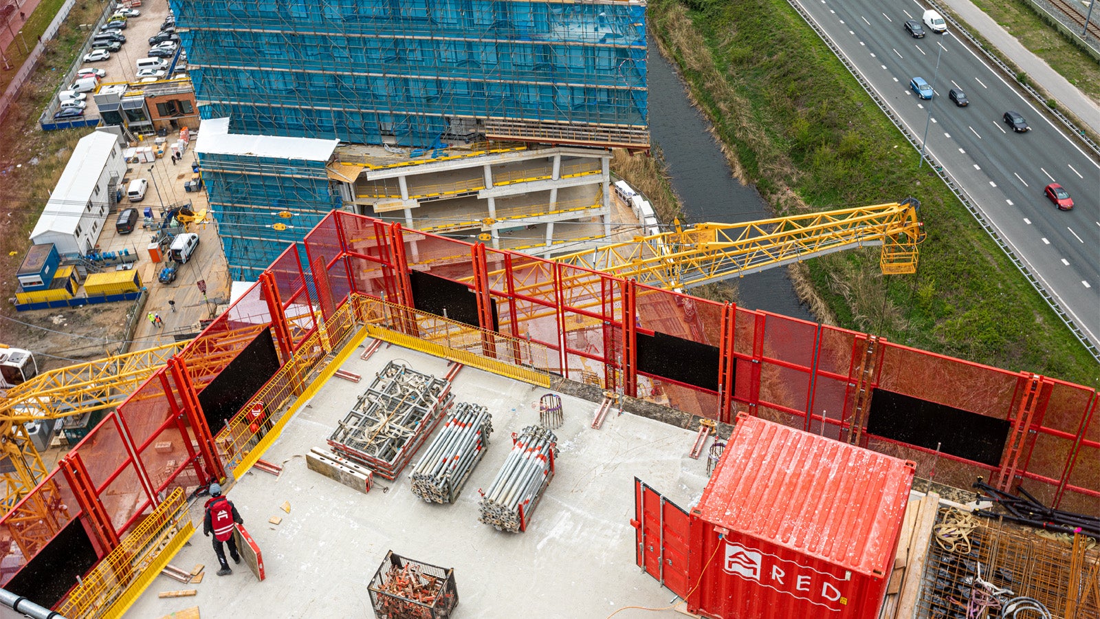 Voor het borgen van de veiligheid tijdens het werken op grote hoogte is er het RCS-LPS veiligheidsscherm toegepast. 