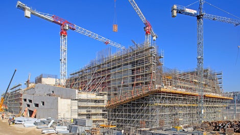 The PERI UP Rosett modular scaffolding was used as shoring and working scaffold. PERI UP Rosett nodes at 50 cm spacings provided connecting possibilities in all directions. In those areas with particularly high loads, the legs were bundled together by means of 25 cm long ledgers in 25 cm increments.