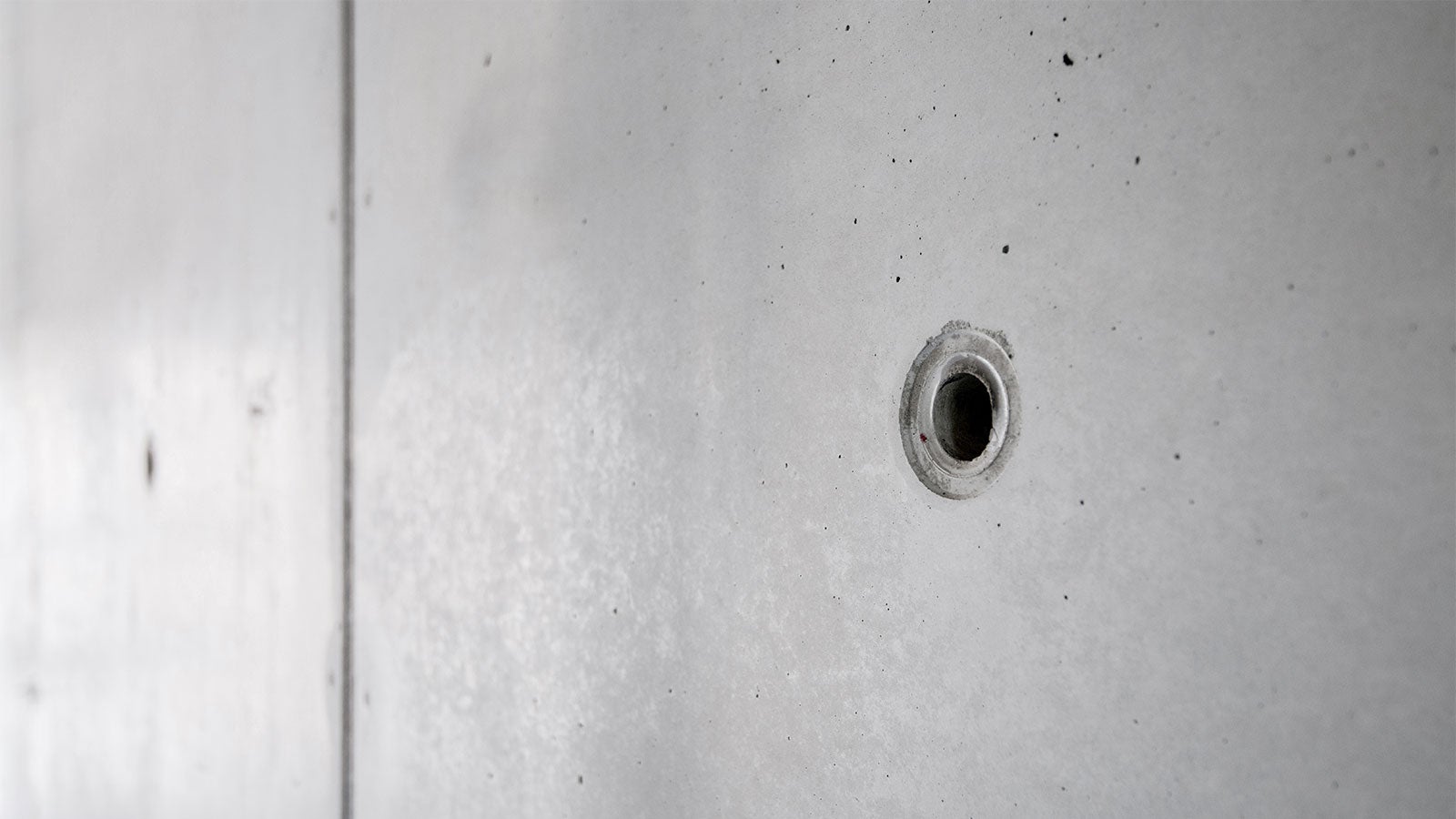 Idealna krawędź otworu po nowym ściągu w systemie deskowania MAXIMO, bez użycia elementów PCV