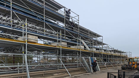 Die Stielabstände im oberen Bereich des Brückenbogens und der Vertikalstreben konnten bei 2,50 m Feldlänge und -breite sehr großzügig ausgebildet werden.