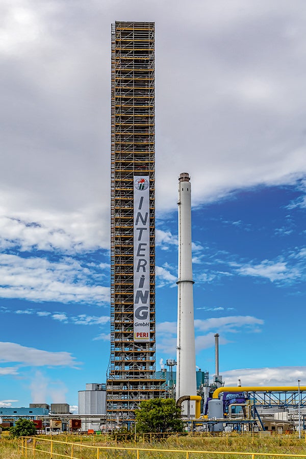 Der 90 m hohe Fackelturm der DOMO Chemicals dominiert weithin sichtbar den Chemiestandort Leuna. (Foto: Intering GmbH)<br/>
