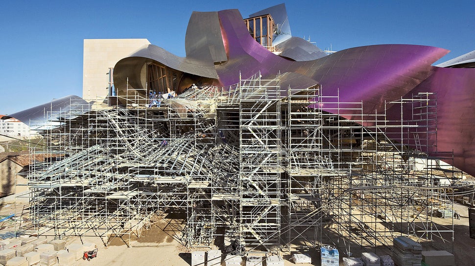  Frank O. Gehry 设计的建筑结构由多个相互穿插的长方体组成，和一个几乎悬浮的钛合金屋顶结构