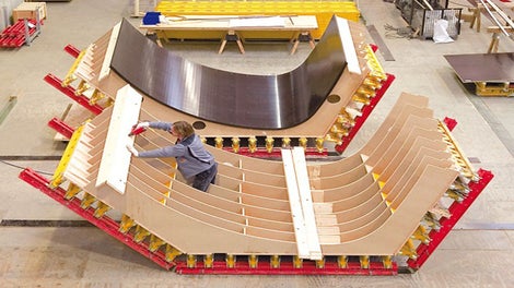 The formwork facing with the large-area Fin-Ply Maxi made it possible to reduce the panel joints to a minimum. The tower supports with a cross-section composed of different radii run with different inclinations. Custom-made VARIO GT 24 elements were used for their construction.