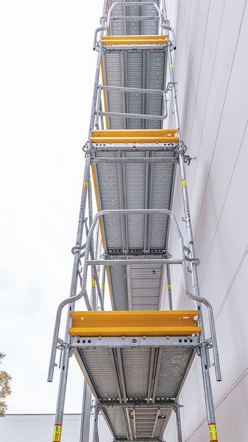 The modular PERI UP Facade Scaffold now has an even higher load-bearing capacity and offers greater flexibility thanks to the EVOTOP series. In addition to the introduction of further sophisticated standard assemblies, a significantly reduced number of components and ties is a major advantage in use.