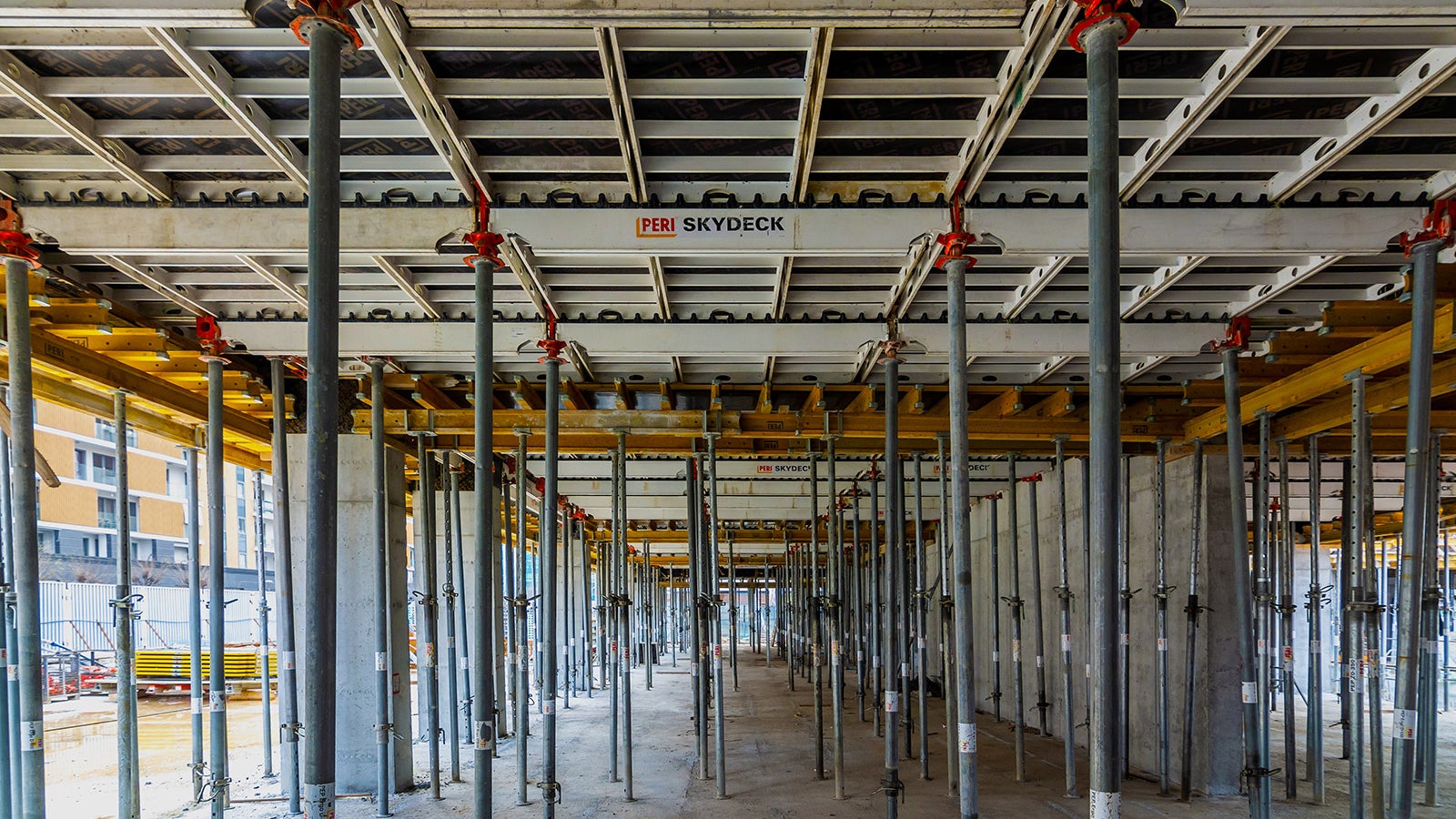 Upotreba laganih, brzomontažnih SKYDECK panela značajno skraćuje taktove betoniranja.