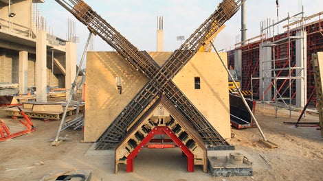 Zbrojenie wykonane w oparciu o ustawione wcześniej geodezyjnie deskowanie VARIO.