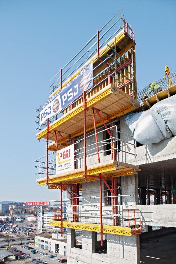 Nosníkové bednění VARIO GT 24 pro vytvoření obvodových stěn posouvané na lávkách šplhavého systému RCS.<br/>