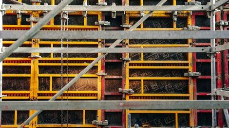 Несущие леса приспосабливаются к потребностям на строительной площадке, имеют повышенный уровень безопасности, быстро монтируются и обладают высокой несущей способностью и жесткостью 