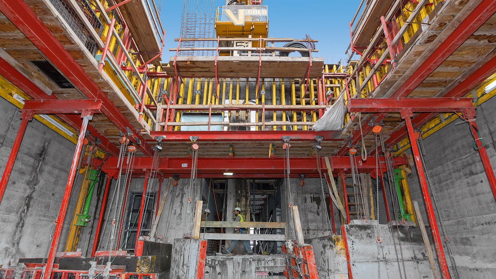 A variante da plataforma ACS P com auto escalada foi adaptada para se adequar ao plano central do núcleo de 8 m x 10 m, enquanto elementos DOMINO suspensos estão sendo usados para a construção subsequente das paredes intermediárias.