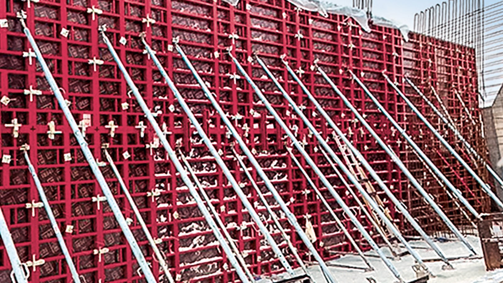 Применение рамной опалубки MAXIMO позволяет получить чистую бетонную поверхность без следов от неиспользуемых анкерных гнезд или гнезд вытекшего раствора.