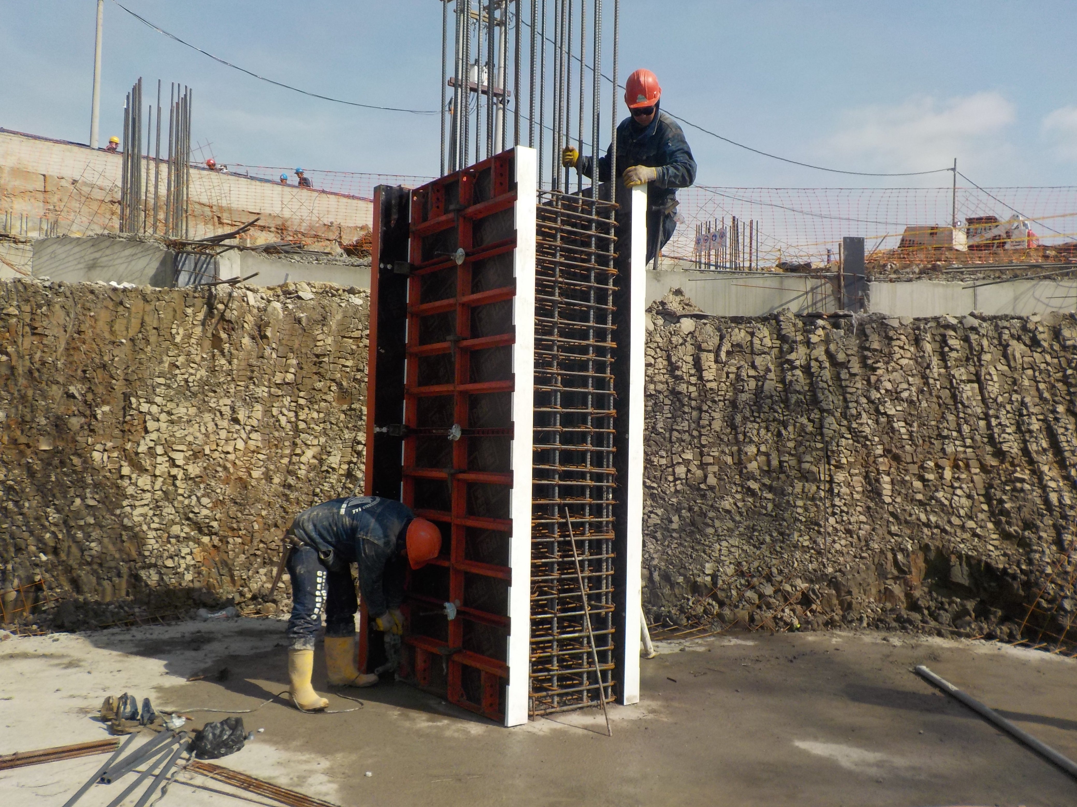 Encofrado LIWA para columnas posibilidad de colocar biseles plásticos para una mejor terminación en las esquinas.