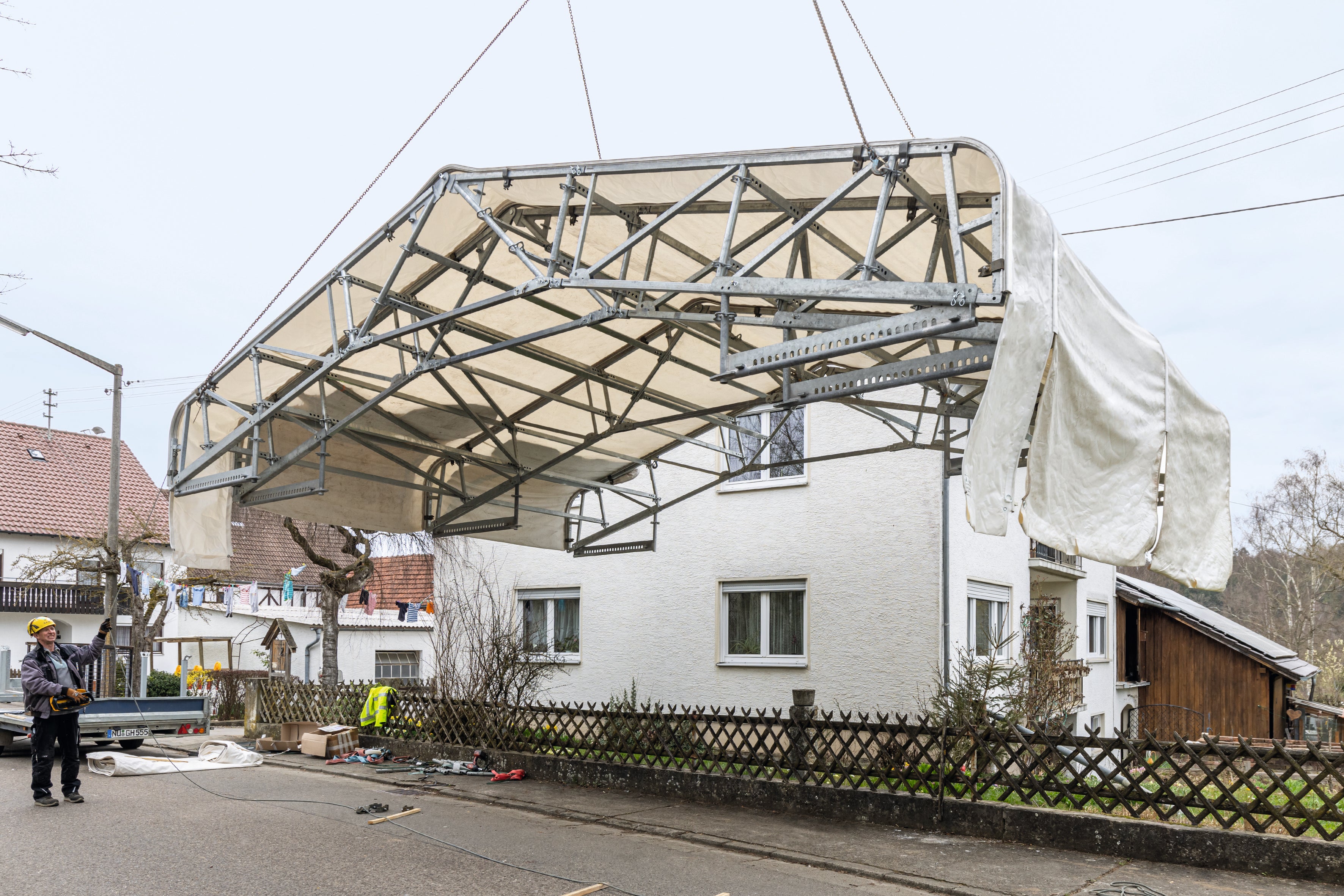 Die für den Verkehr freizuhaltende Ortsstraße beschränkte das Platzangebot für die Gerüstbauarbeiten.