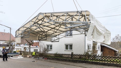 Die für den Verkehr freizuhaltende Ortsstraße beschränkte das Platzangebot für die Gerüstbauarbeiten.