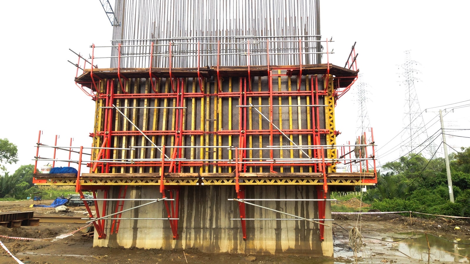 The CB VARIO GT 24 is rigidly fixed to the CB Climbing system. Here is the completely installed system waiting for the next casting.<br/>