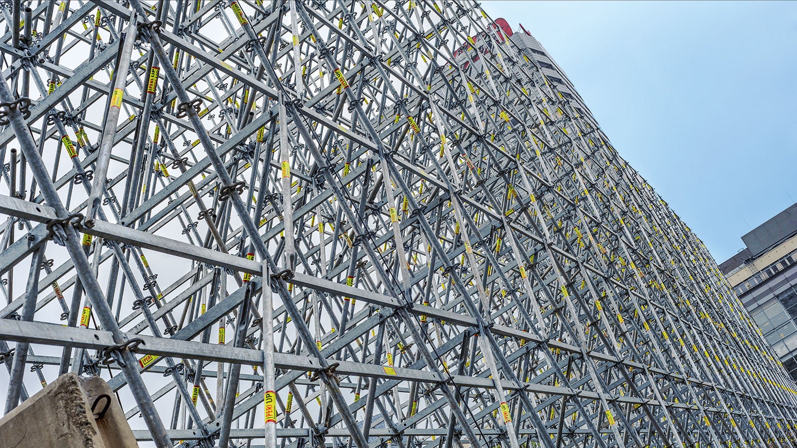 Dodatkowa konstrukcja bezpiecznie wygradzała Strefę Kibica od sąsiadującej z nią budowy stacji metra.