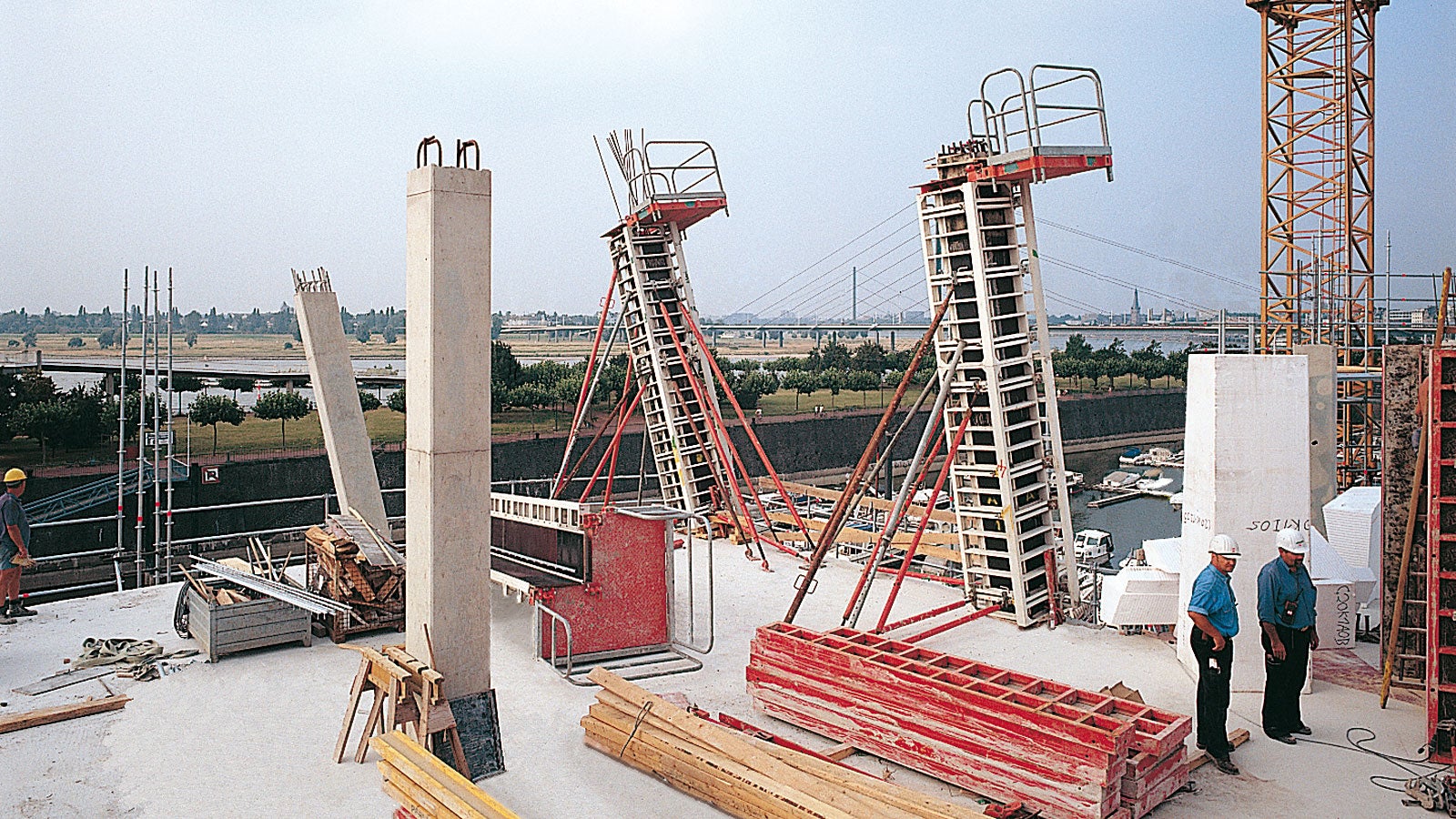 In accordance with the requirements of the architect, push-pull props were used to support the inclined RAPID column formwork.
