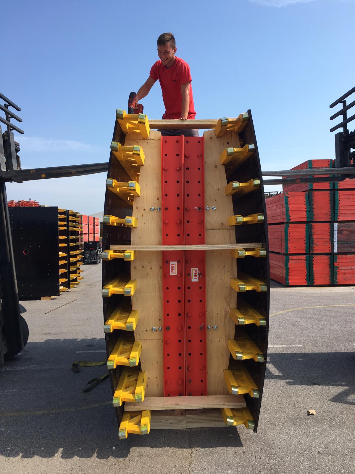 Kompletni elementi oplate zajedno s remenatama za geometriju pripremljeni su na PERI skladištu i gotovi isporučeni na gradilište.