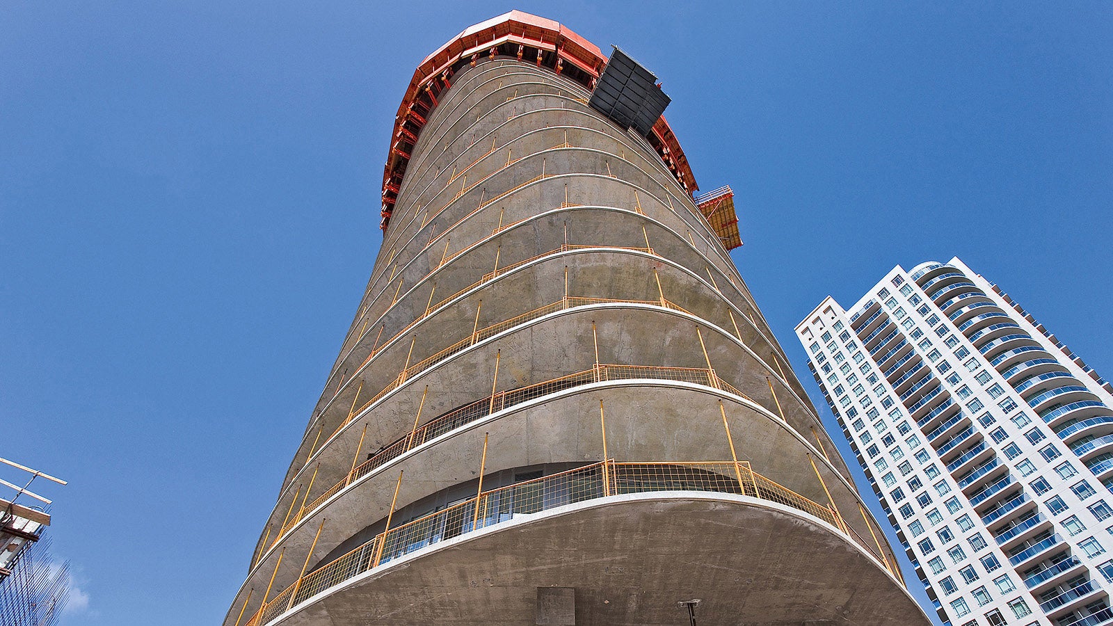 Absolute Tower South: the three uppermost floors under construction are completely enclosed.