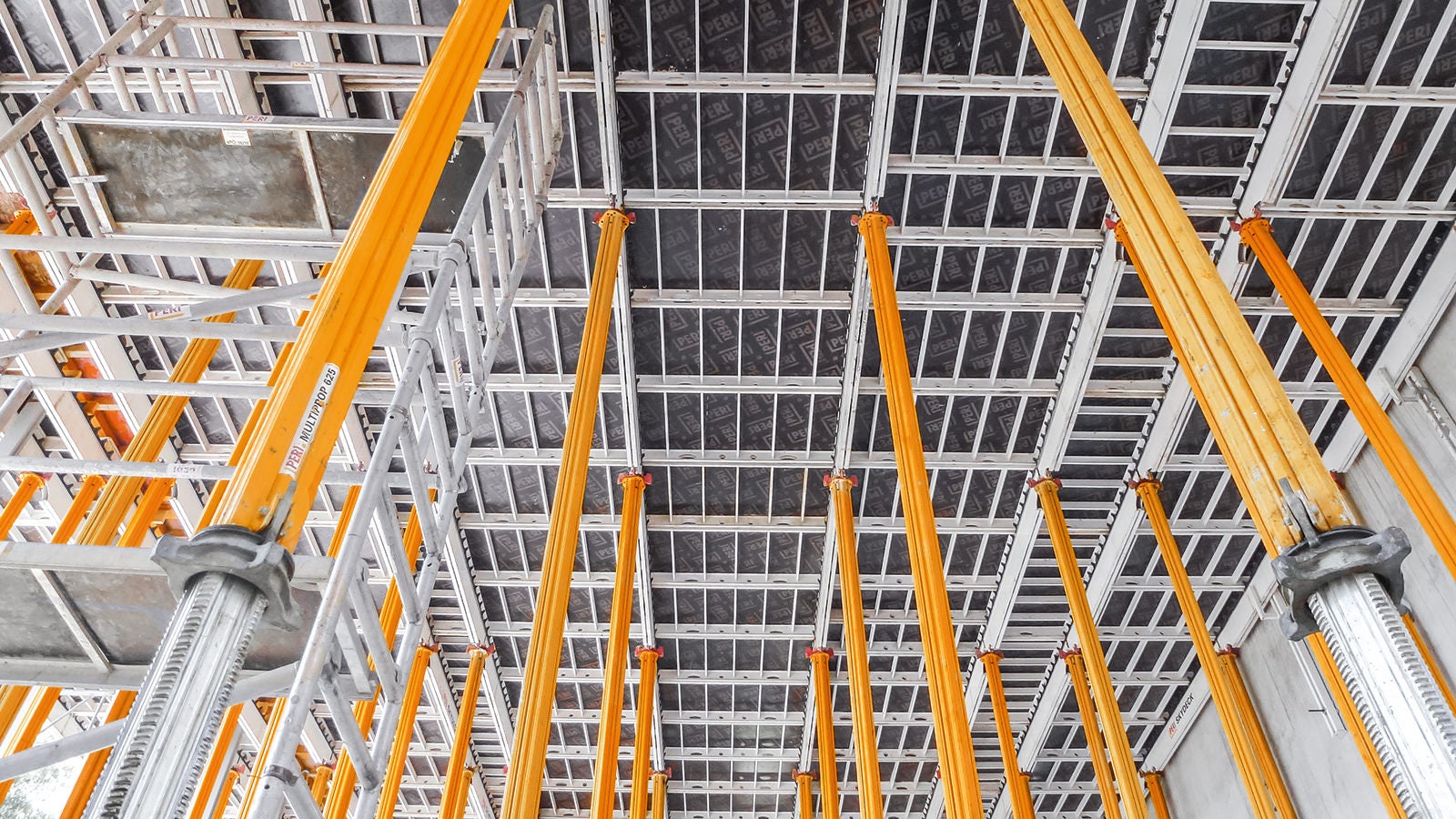 Mit SKYDECK und MULTIPROP lassen sich auch die Ortbetondecke im System und dadurch Zeit sparend schalen.