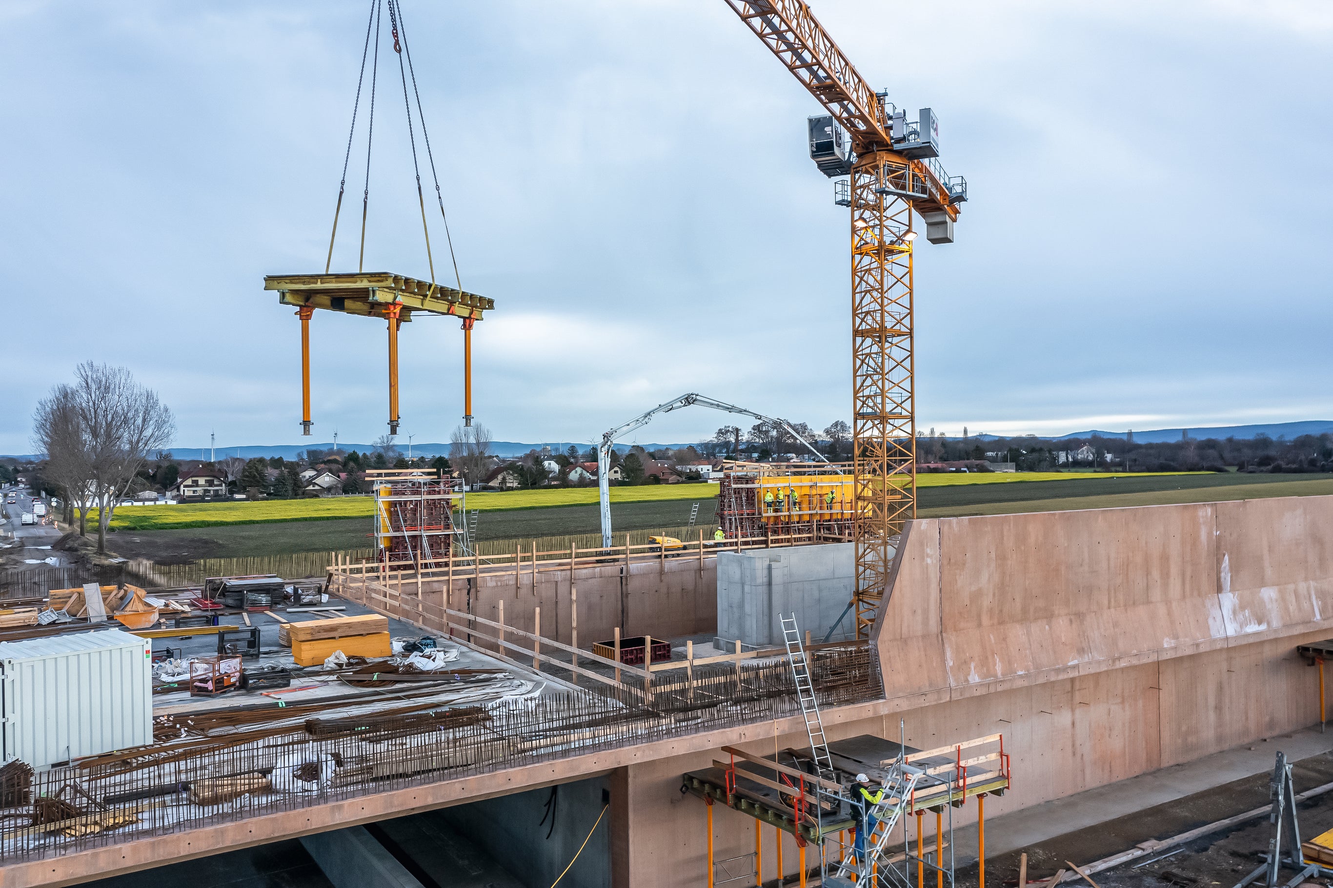 Das MULTIFLEX Standarddeckentisch-System mit VT20 Schalungsträgern und MULTIPROP Stützen wird als eine Einheit per Kran versetzt.