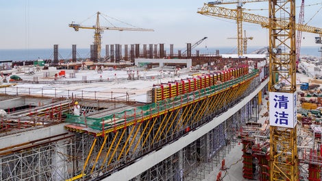 The PERI formwork solution for the slabs, cantilevered balconies and parapets is largely based on standard components taken from various PERI systems. The Weissenhorn‑based company also planned, produced and delivered countless timber formers and other cut‑to‑size plywood panels for the circular‑shaped areas.