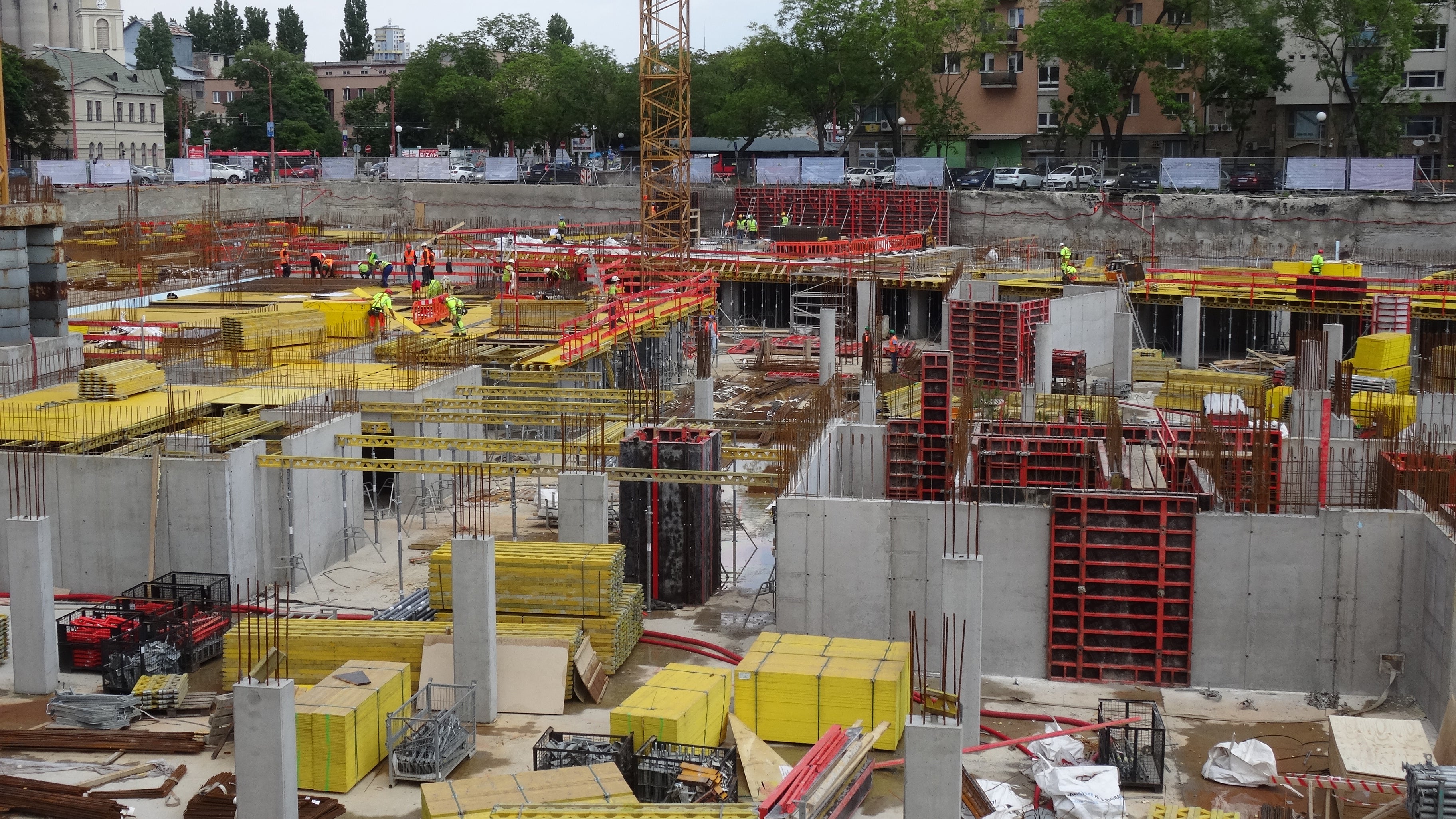 PERI dodala na stavbu 850 m² debnenia TRIO čo je zhruba 57 ton, ďalej pre stropné debnenie bolo dodaných celkovo 5 600 m² preglejok, 20 km nosníkov a 4 500 ks stojok. 