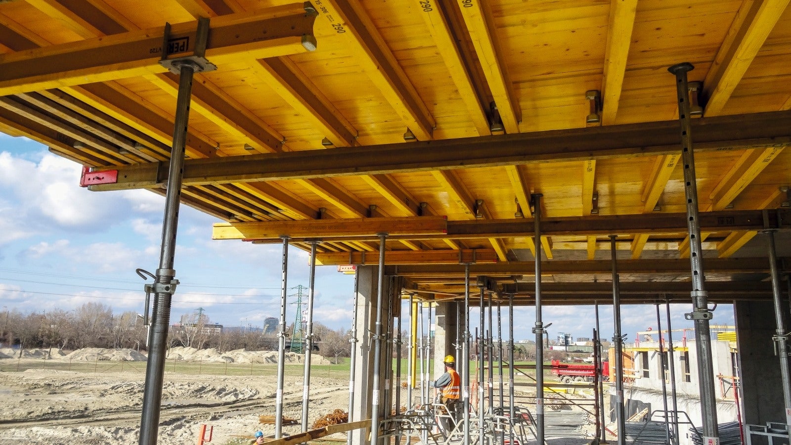 Pri debnení stropov bol použitý stropný nosníkový systém MULTIFLEX