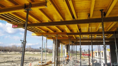 Pri debnení stropov bol použitý stropný nosníkový systém MULTIFLEX