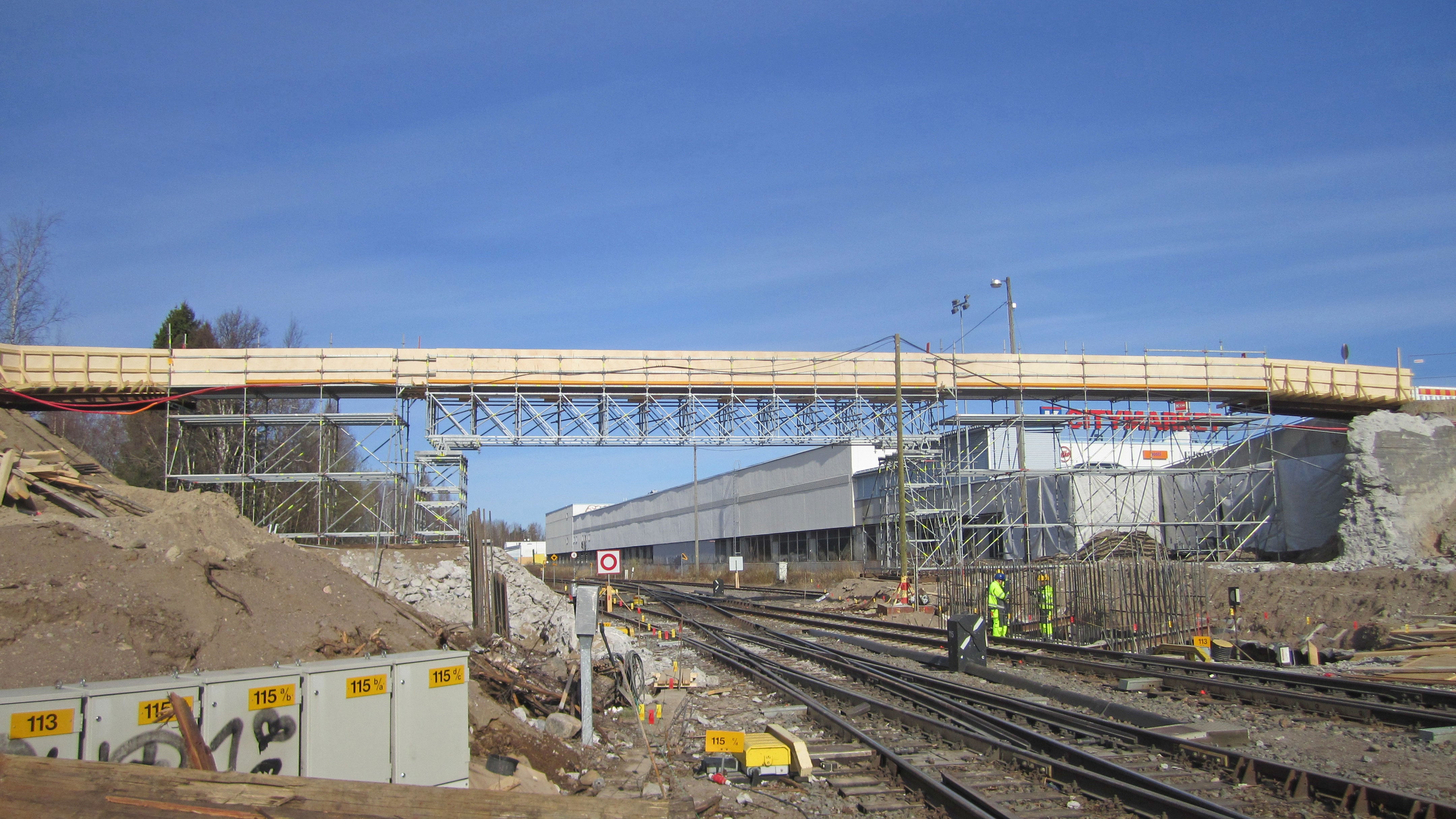 LGS-ristikkopalkeilla voidaan toteuttaa pitkiä jännevälejä niin sääsuojauksessa kuin työtasojen tai kulkuteiden alla.