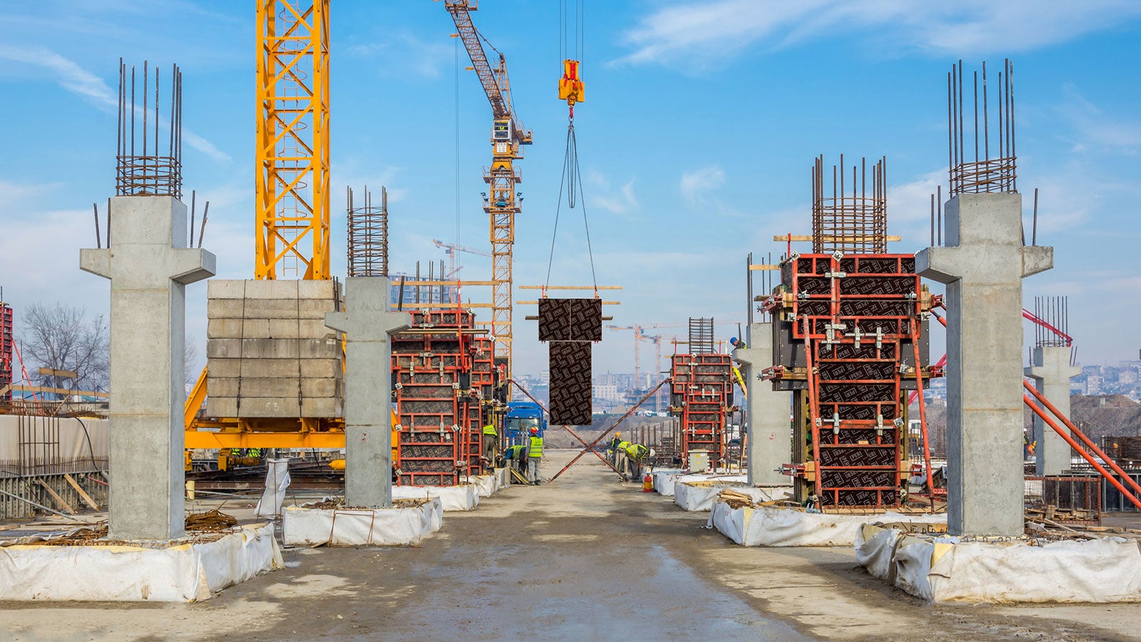 Kombinacija elemenata predmontiranih na PERI lageru i TRIO sistemske oplate zidova za uspešnu realizaciju stubova kompleksne forme.