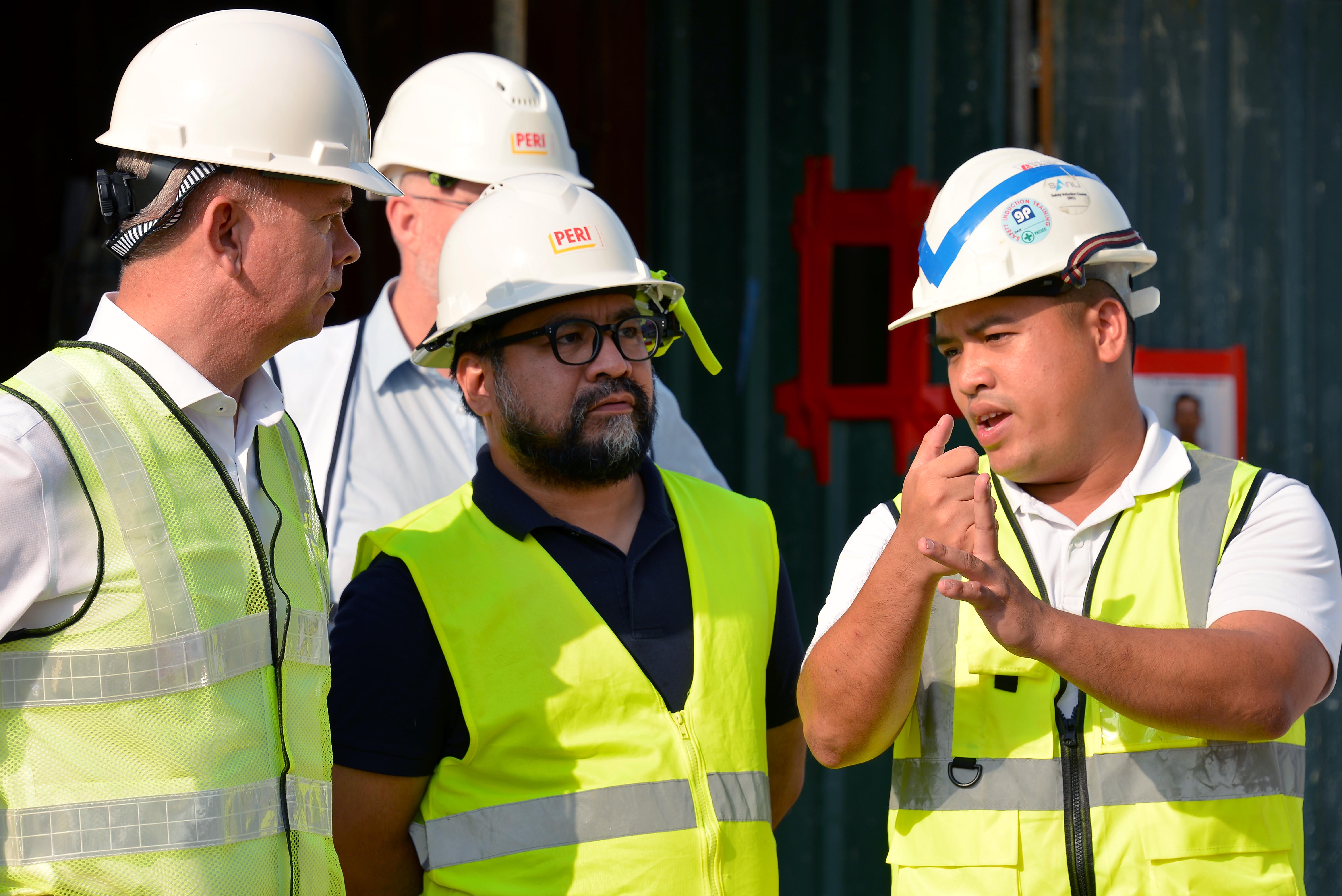 Master Contract Services Project Engineer, Mr Tuan (right) in discussion with PERI Singapore Head of Engineering, Roel Capulong (middle) and PERI Singapore MD, Theunis Visser (left) 