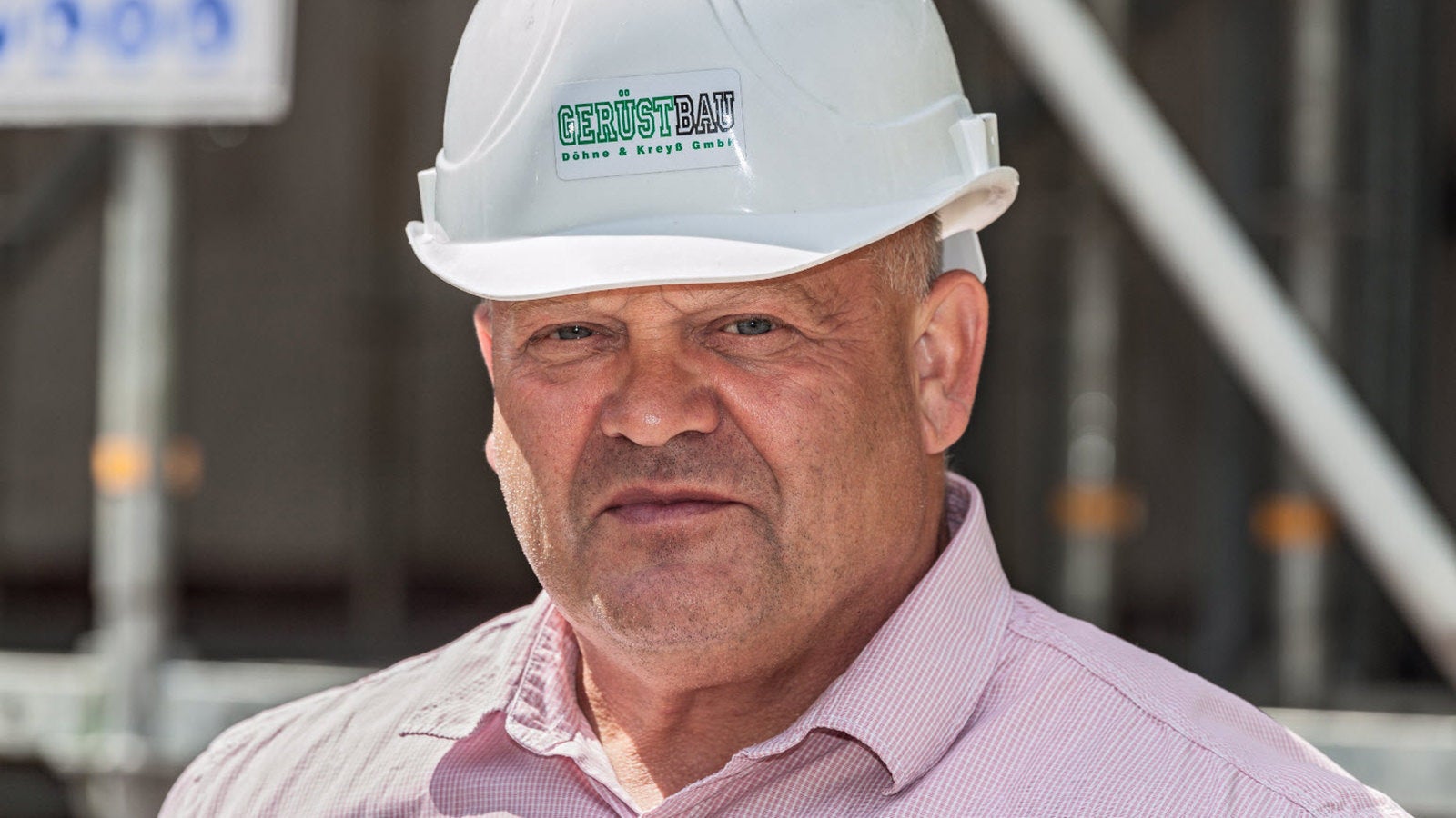 Es gibt bei PERI für alles Lösungen. Das PERI UP System und der engagierte, technisch kompetente Support erlauben es uns, jedes Gerüstprojekt in jeglicher Größenordnung zu realisieren. Durch projektweise Ergänzung unseres Eigenbestands durch Zumietung sind in kurzer Zeit große Gerüstmengen verfügbar. Zudem kann ich alles mit Systemteilen umbauen, das spart Montagezeit und ich benötige weniger Personal. So stelle ich mir konstruktiven und wirtschaftlichen Gerüstbau vor.