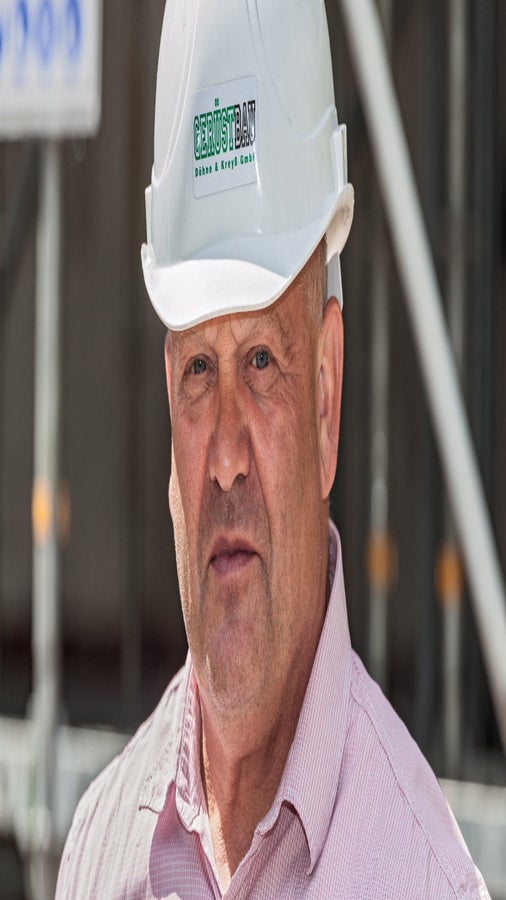 Es gibt bei PERI für alles Lösungen. Das PERI UP System und der engagierte, technisch kompetente Support erlauben es uns, jedes Gerüstprojekt in jeglicher Größenordnung zu realisieren. Durch projektweise Ergänzung unseres Eigenbestands durch Zumietung sind in kurzer Zeit große Gerüstmengen verfügbar. Zudem kann ich alles mit Systemteilen umbauen, das spart Montagezeit und ich benötige weniger Personal. So stelle ich mir konstruktiven und wirtschaftlichen Gerüstbau vor.