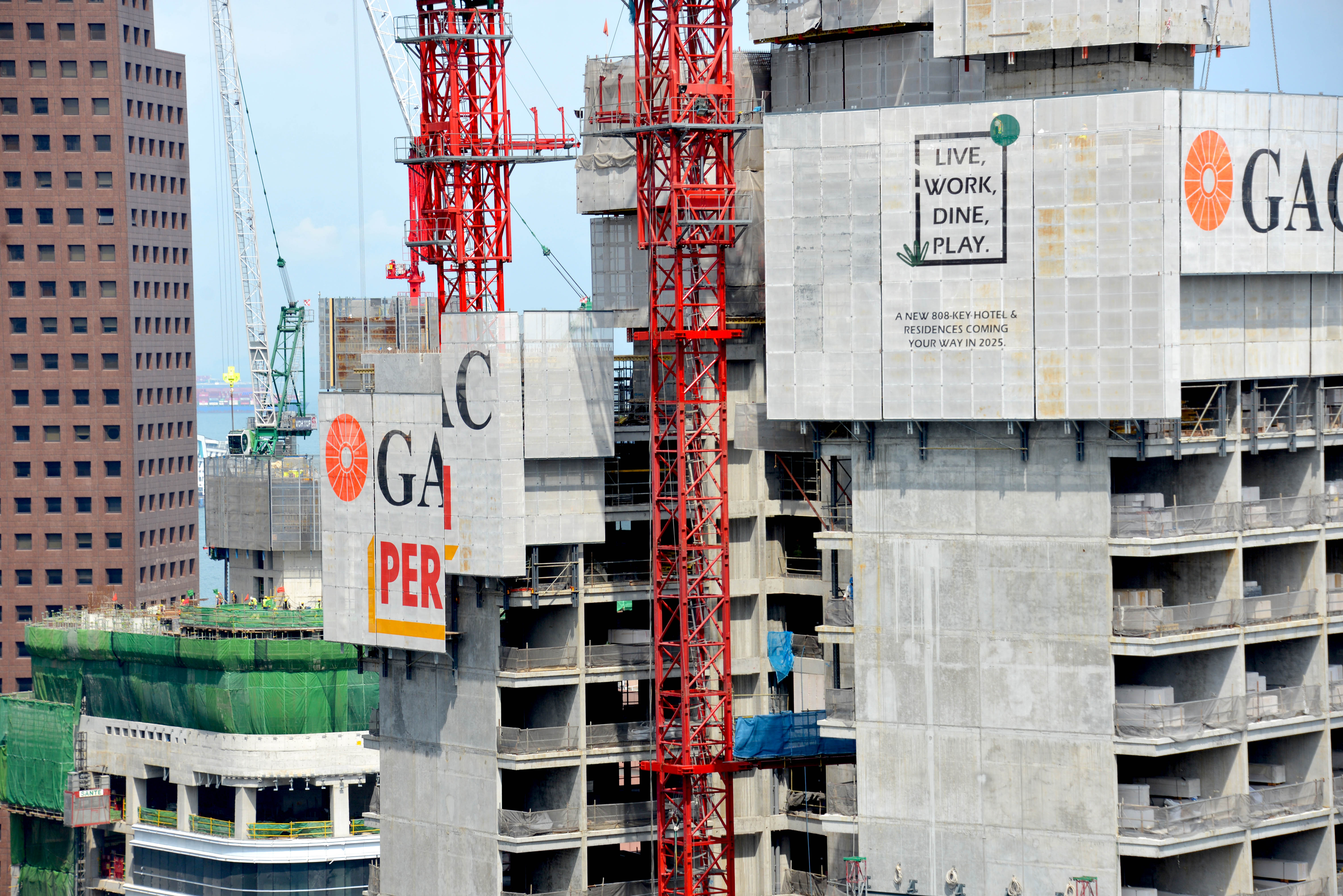 Safety screens were hoisted and connected to the RCS system for continuous edge protection and improved safety