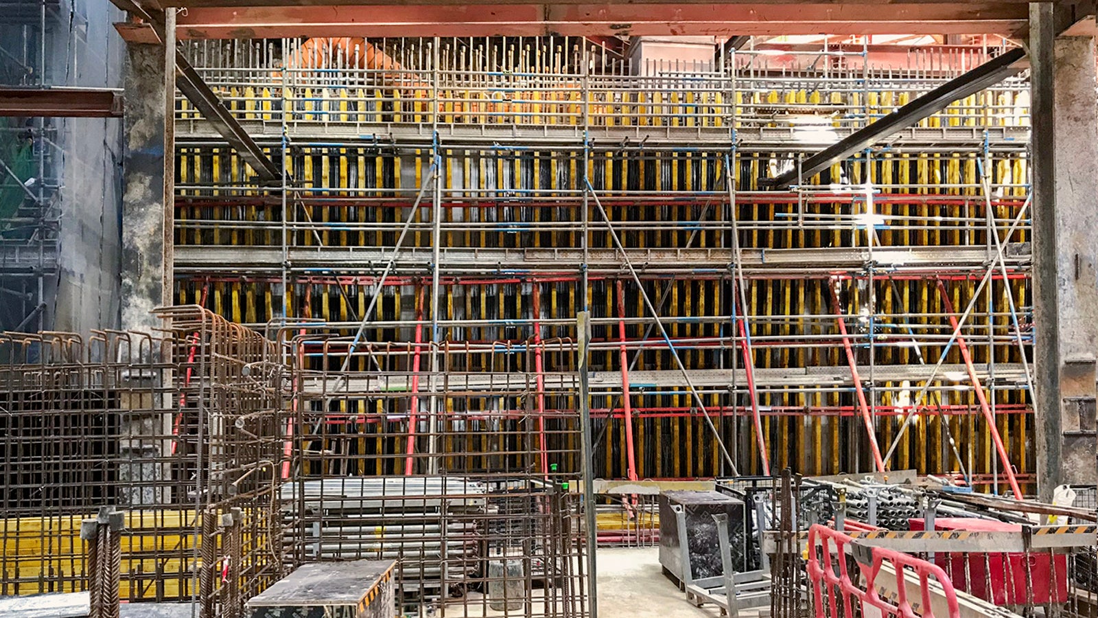 With girder wall formwork, the arrangement of the individual system components can be freely selected.