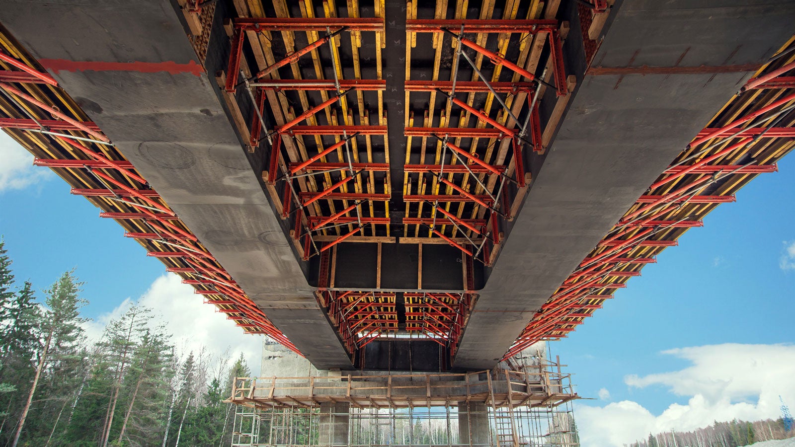 Опалубка центральной части ж/б плиты также выполнена из консолей VARIOKIT.