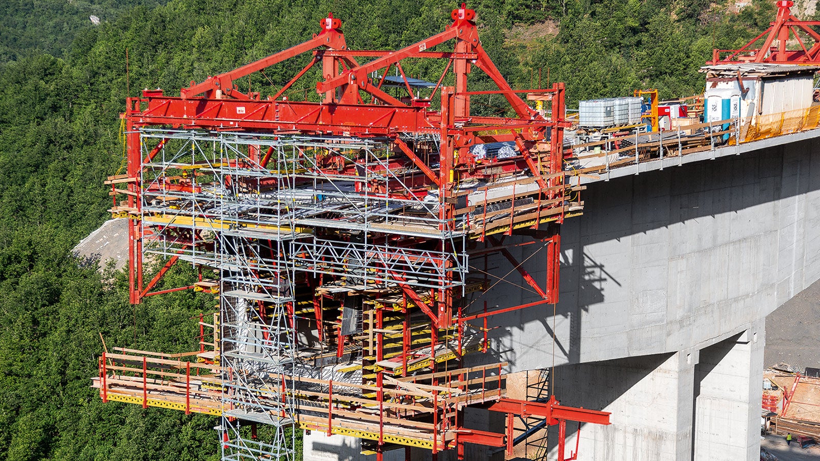 Due to the high degree of flexibility of the balanced cantilevered carriage, the system could be quickly adapted in order to match the different cross-sections whereby individual offset cycles were accelerated and work processes optimised.