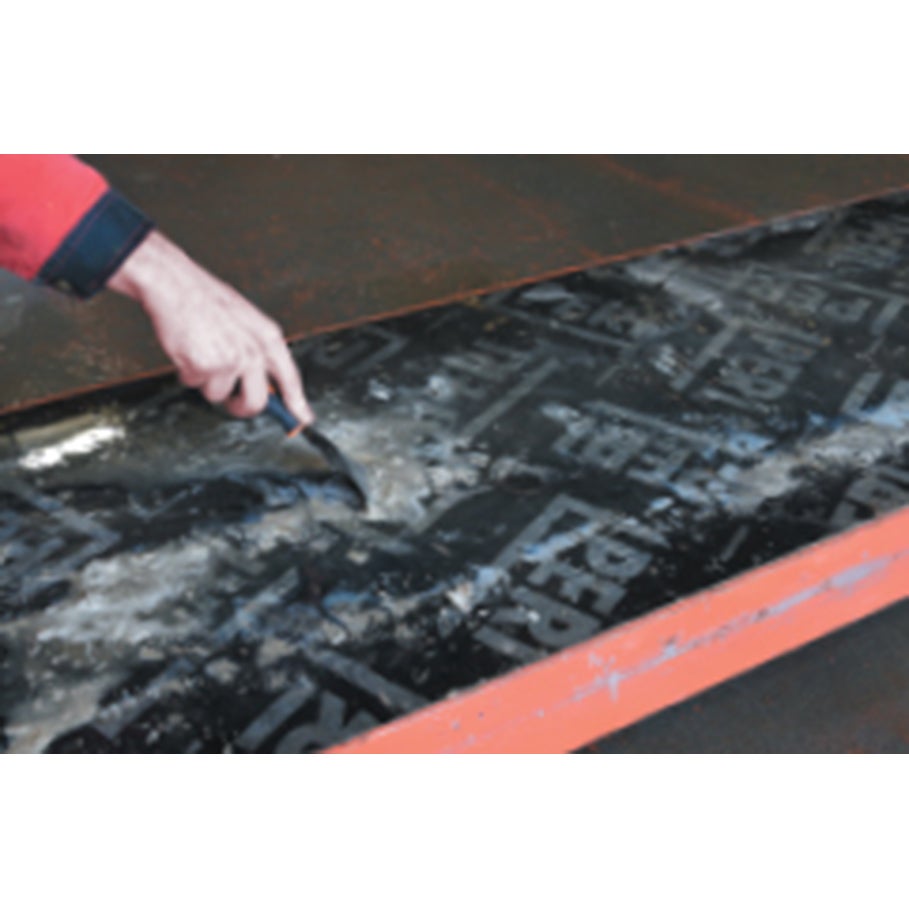 <p>Po uzyskaniu przez beton właściwości plastycznych, do usunięcia jego resztek użyj ręcznej skrobaczki.</p><br/>