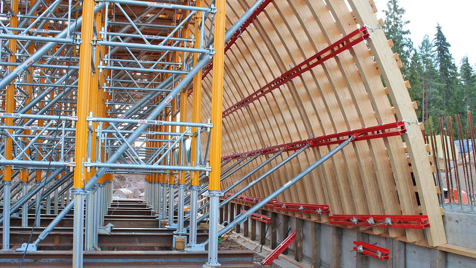 RS-vinotuet toimivat vaakatukina liimapuukaarille.