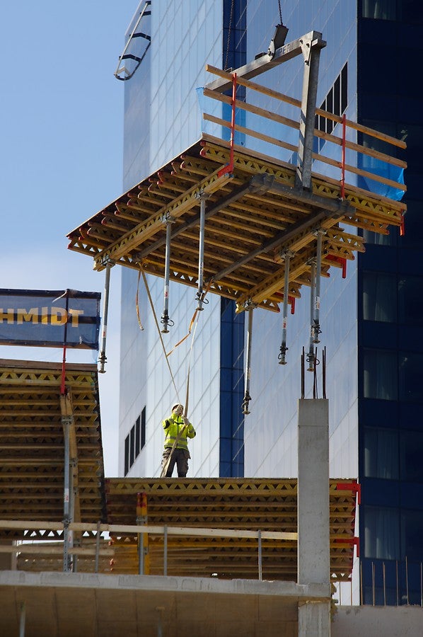 Lavaraketise küljes on kogu aeg piirded (k.a. järgmisele korrusele tõstmisel). Selle peamiseks põhjuseks on ohutus.