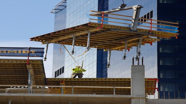 Lavaraketise küljes on kogu aeg piirded (k.a. järgmisele korrusele tõstmisel). Selle peamiseks põhjuseks on ohutus.