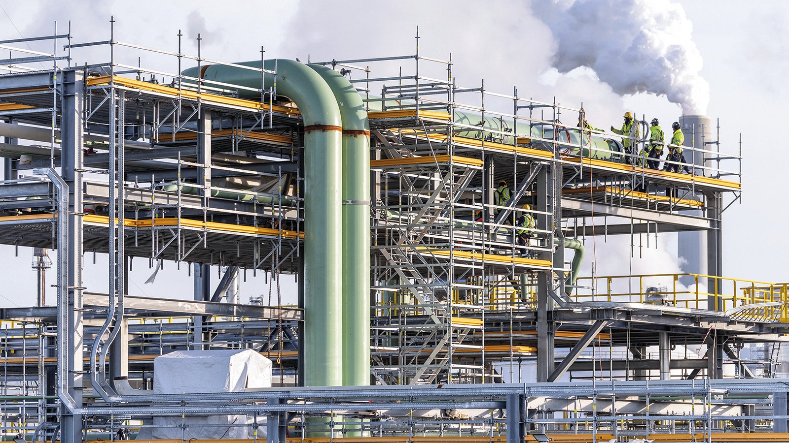 Approximately 1.3 kilometres of pipelines were made easily accessible using modular scaffolding with up to four working levels.