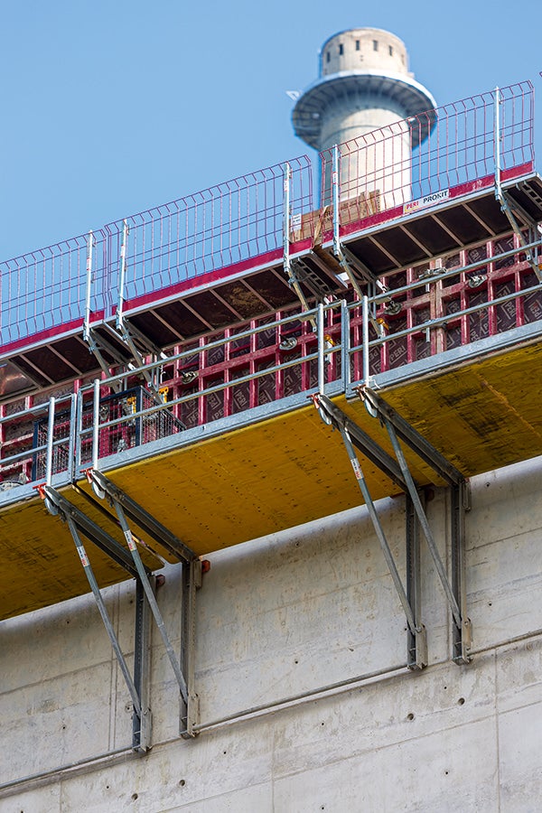 Zur wirtschaftlichen Herstellung der Stahlbetonwände wurde die MAXIMO Rahmenschalung mit 4,20 m Regelschalungshöhe und MXK Betonierbühnen meist in Kombination mit Faltbühnen FB 180 eingesetzt.