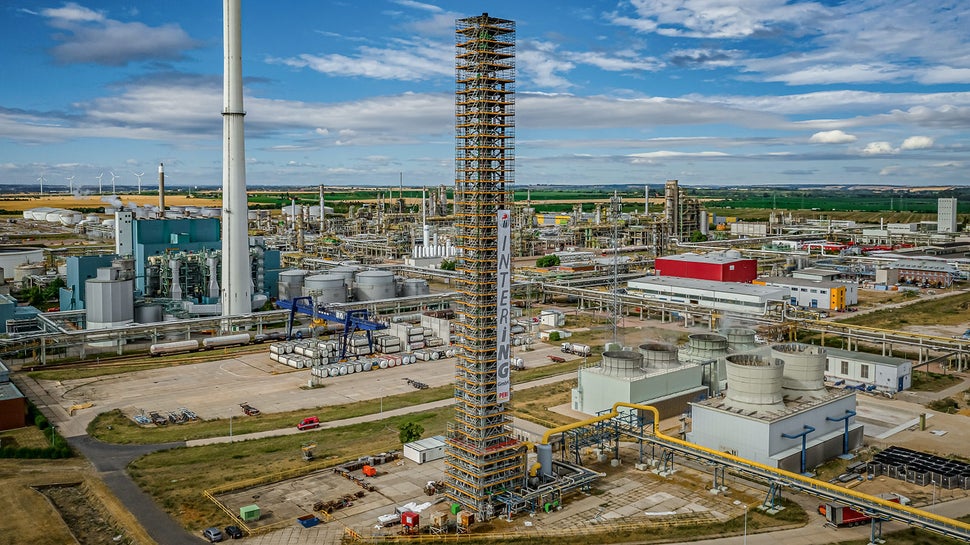 Eine schlanke, sich eng an das Bauwerk anpassende und mit VARIOKIT Stahlträgern kombinierte PERI UP Gerüstkonstruktion sparte Material und Personal – und damit Zeit und Geld. (Foto: Intering GmbH)<br/>
