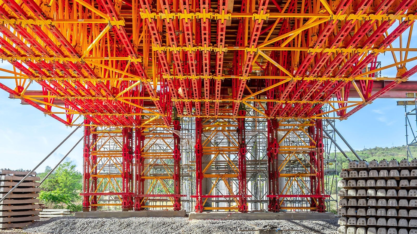 使用ALPHAKIT工程套件的标准组件为桥面结构的施工搭建安全的支撑系统，确保将混凝土作业过程中的荷载可靠转移至地面。