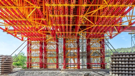 使用ALPHAKIT工程套件的标准组件为桥面结构的施工搭建安全的支撑系统，确保将混凝土作业过程中的荷载可靠转移至地面。